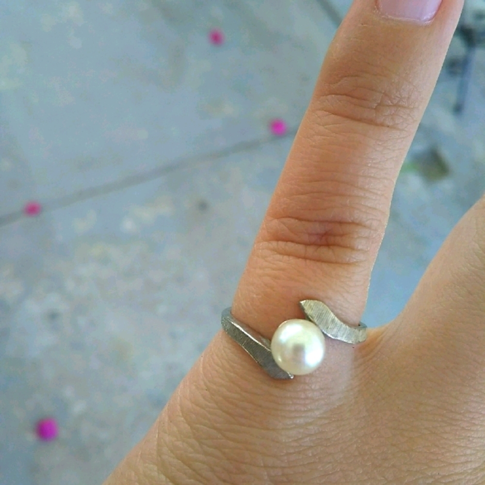 10k white gold bypass pearl ring - Picture 2 of 7